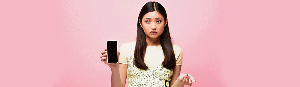 girl holding phone pink background